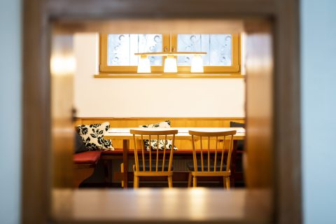 Woonkamer huis – blik door het doorgeefluik vanuit de keuken