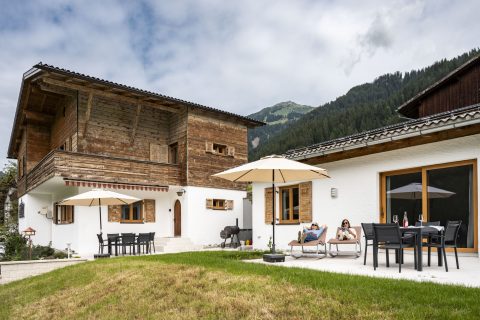 Buitenaanzicht huis en bungalow